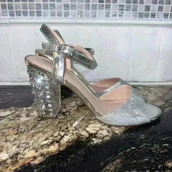 I. Miller Silver Studded Block Style Heel Sandals Size 9.5M Silver & Rhinestone - Picture 1 of 8